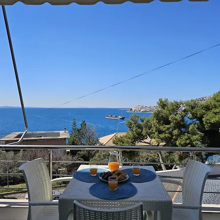 Apartment In Saranda With Stunning Sea View شقة *