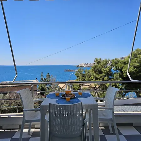 Apartment In Saranda With Stunning Sea View شقة